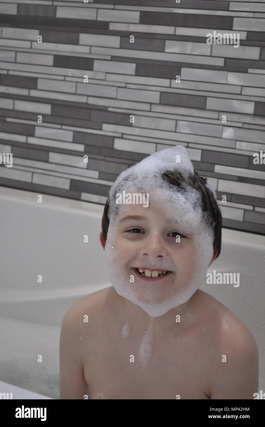 Boy bubble bath hires stock photography and images Alamy