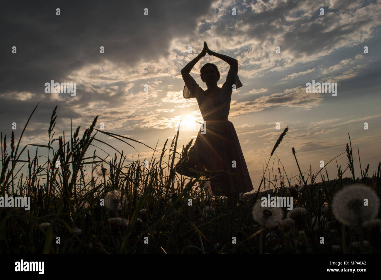 Dance and yoga performance ritual by sunset Stock Photo - Alamy