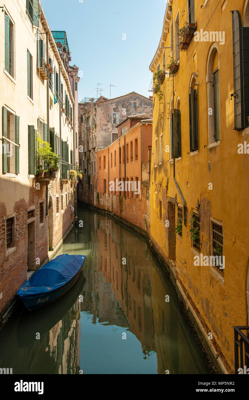 Historic narrow boats hi-res stock photography and images - Alamy