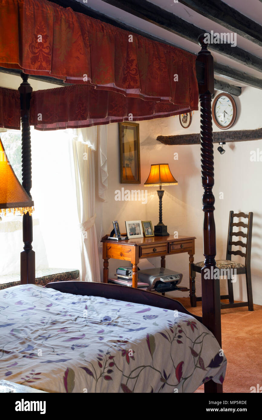 Four poster bed old hires stock photography and images Alamy