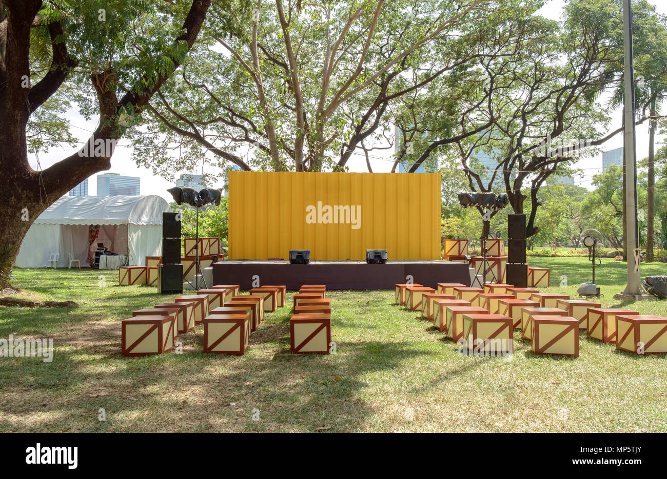 Outdoor empty stage hi-res stock photography and images - Alamy