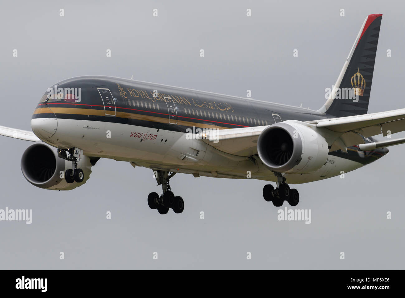 Royal jordanian boeing 787 hi-res stock photography and images - Alamy