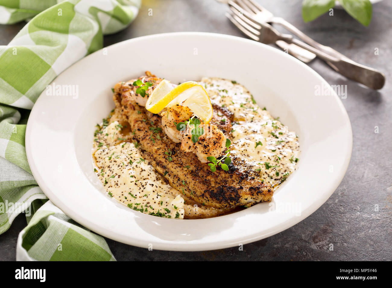 Grits with fried fish and shrimp Stock Photo Alamy