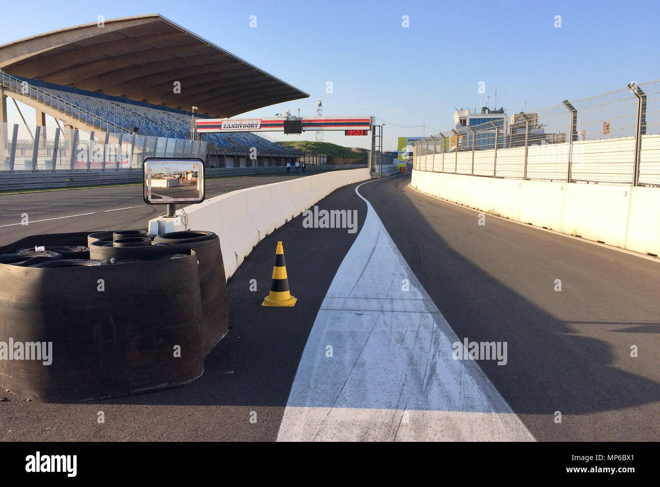 empty pit lane Circuit Zandvoort | leere Boxengasse, Rennstrecke Stock Photo