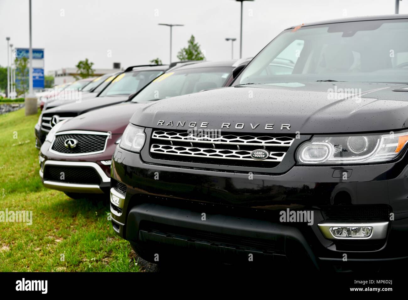 Black Range Rover for sale parked at the Annapolis Acura car dealership, MD, USA Stock Photo