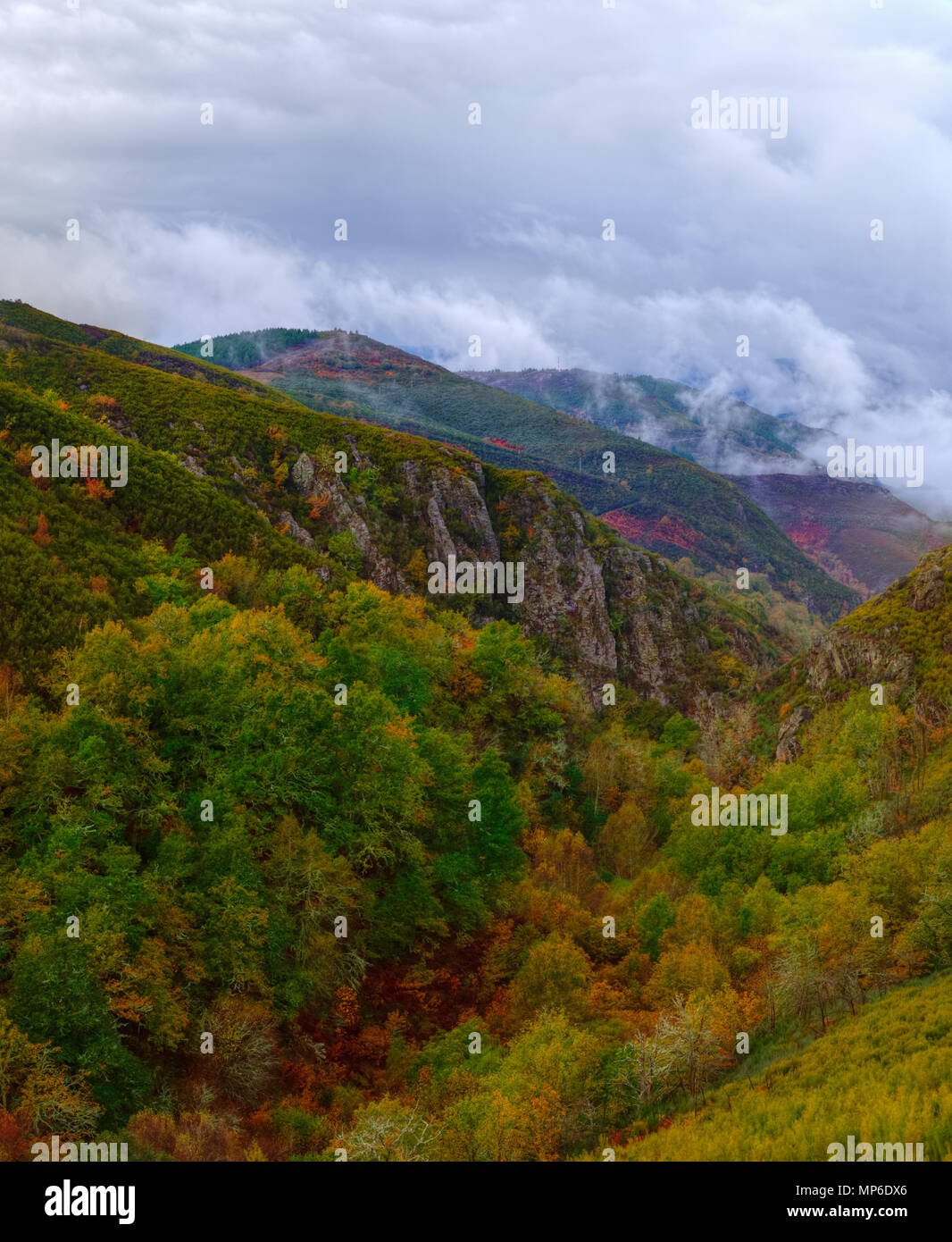 Nublada escenade otoño en las montañas de Navia de Suarna Stock Photo