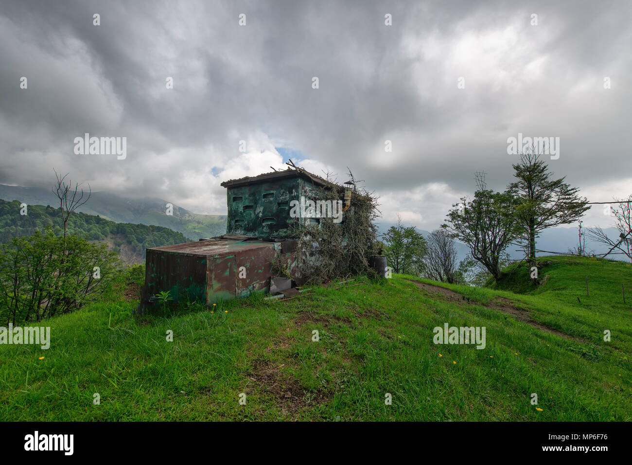 hunting lodge avec couleur camouflée sur les Alpes italiennes. Stock Photo