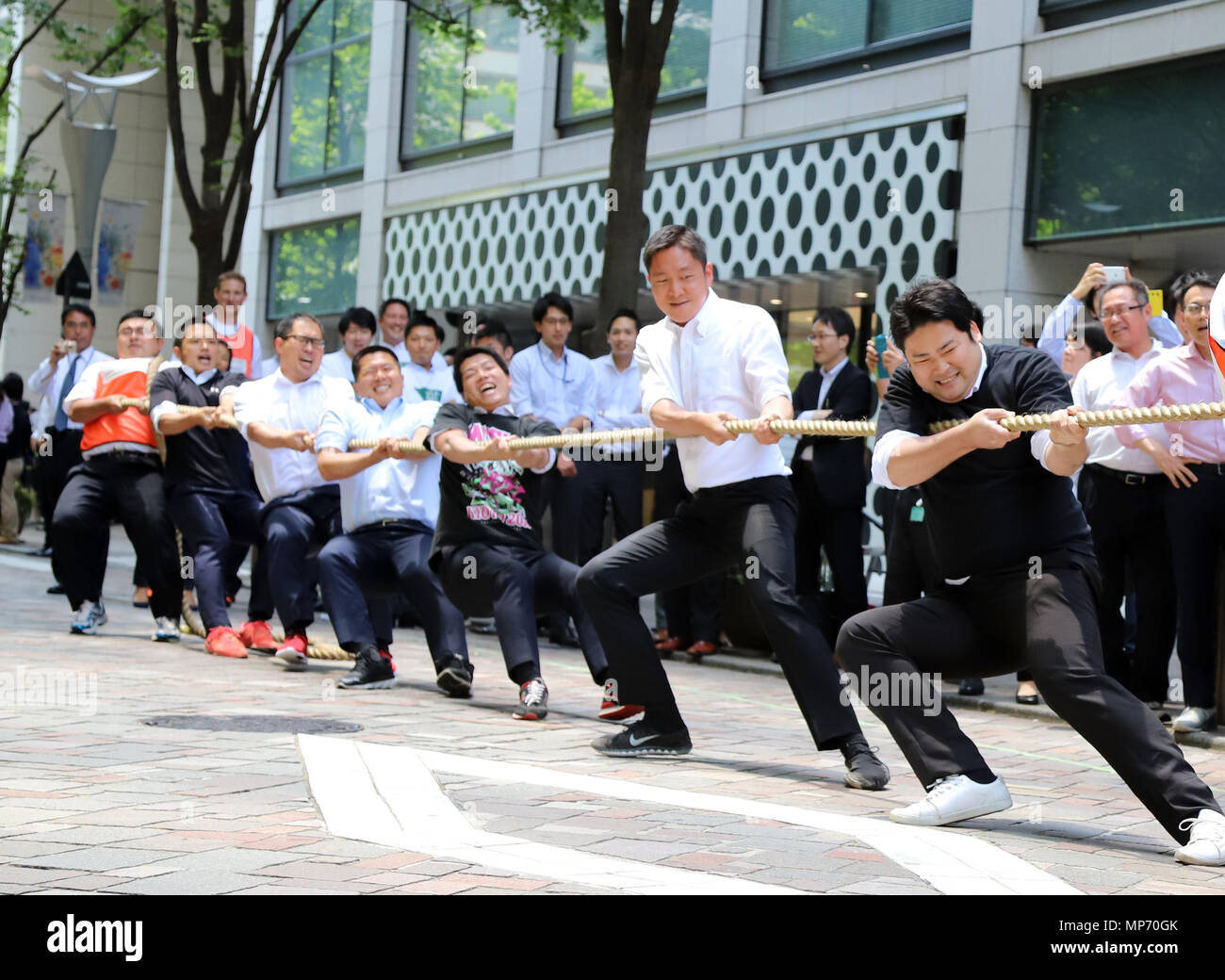 Tokyo, Japan. 21st May, 2018. Office workers of Sumitomo Mitsui Bank team have a tug-of-war against another office workers team for a tournament of a rope pulling contest in Tokyo on Monday, May 21, 2018. 48 office workers teams participate five-day competition of a tug-of-war in Marunouchi business district. Credit: Yoshio Tsunoda/AFLO/Alamy Live News Stock Photo