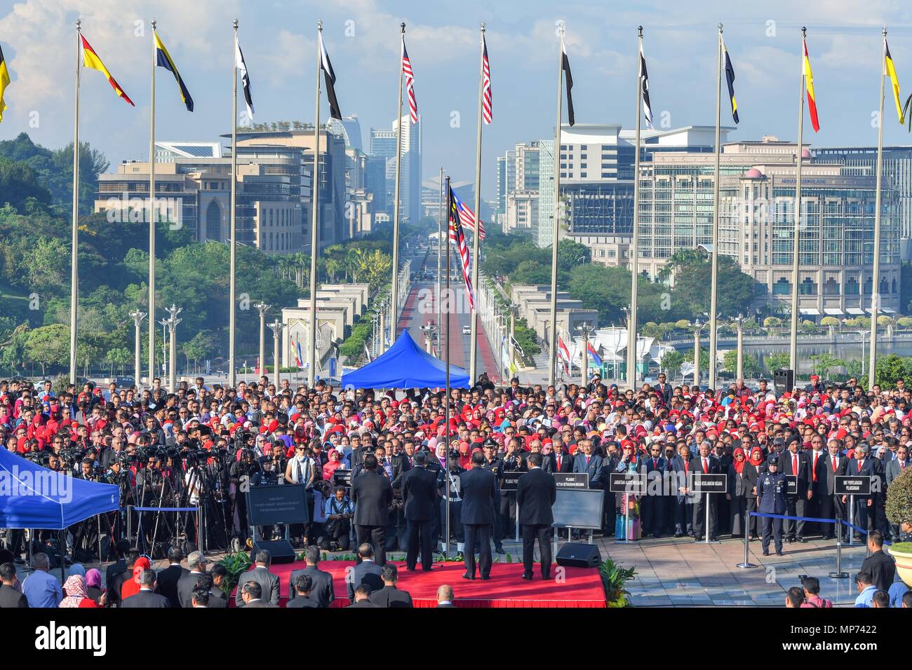Kuala Lumpur, Malaysia. 21st May, 2018. Malaysian Prime Minister Mahathir Mohamad addresses civil servants at the Prime Minister's Office in Putrajaya, Malaysia, May 21, 2018. Core members of the cabinet led by newly elected Malaysian Prime Minister Mahathir Mohamad were sworn in on Monday, as the 92-year-old leader vowed to restore the former glory of the country. Credit: Chong Voon Chung/Xinhua/Alamy Live News Stock Photo
