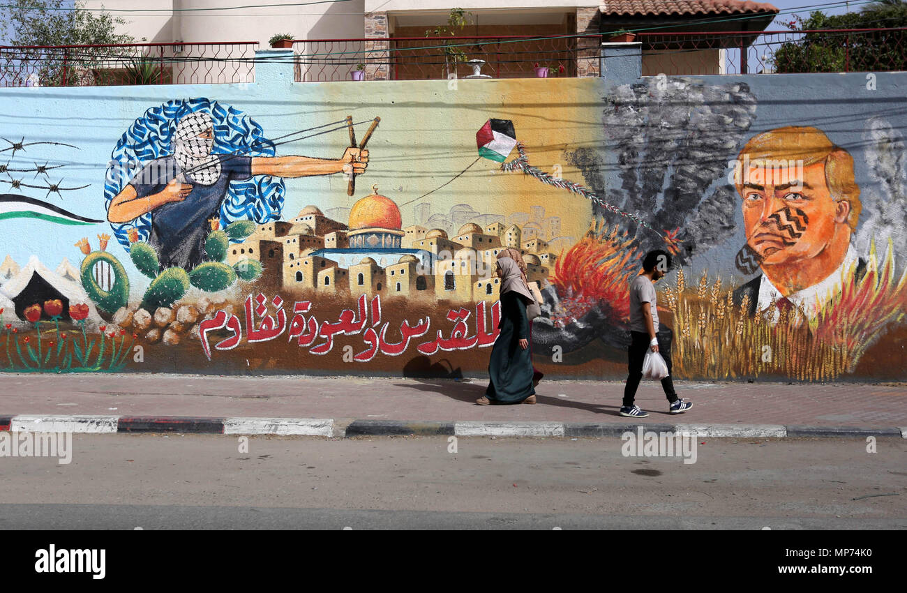 Gaza City, Gaza Strip, Palestinian Territory. 21st May, 2018. Palestinians walk next to a wall with graffiti showing U.S. President Donald Trump with a footprint on his face, in Gaza city on May 21, 2018 Credit: Ashraf Amra/APA Images/ZUMA Wire/Alamy Live News Stock Photo