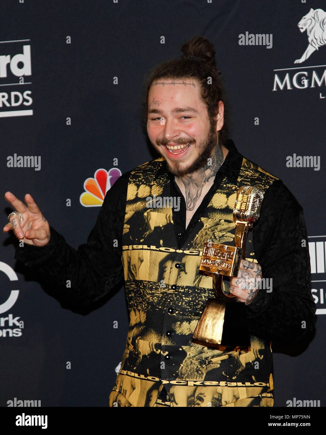 Recording artists 21 Savage (L) and Post Malone appear backstage after  winning the top Rap Song award for 'Rockstar,'' during the 2018 Billboard  Music Awards at MGM Grand Garden Arena on May