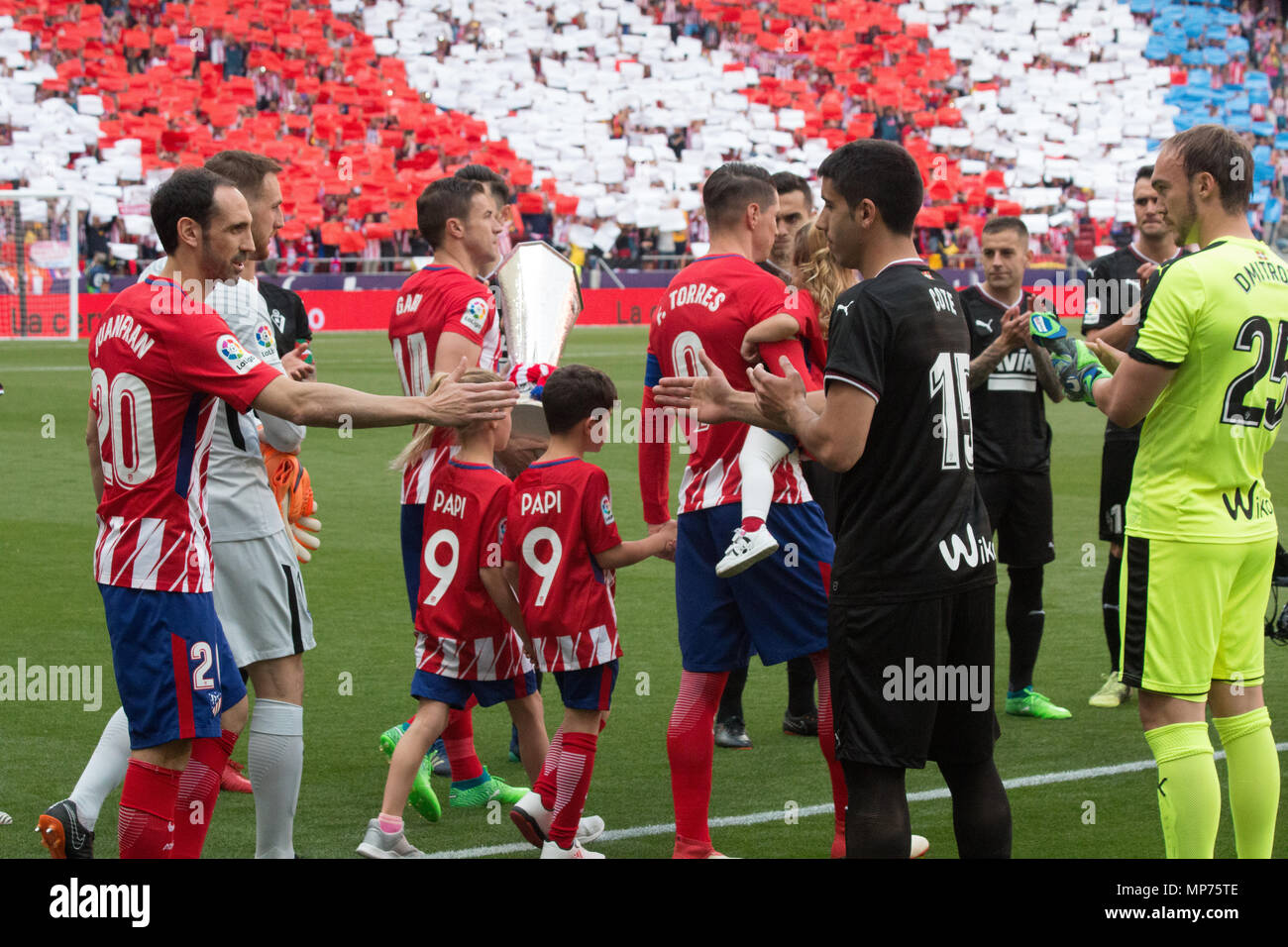Madrid, Spain. 20th May 2018. Wanda Metropolitano stadium. Madrid. Spain. More than 68.000 people comes to see the 38th seasson of La Liga and the retire of Fernando Torres Idol of the club. The match confront Atletico de Madrid v Eibar S.D. In the image Eibar makes a passageway to Atletico de Madrid for won the Europa League. Credit: Jorge Gonzalez /Alamy Live News/Alamy Live News Stock Photo