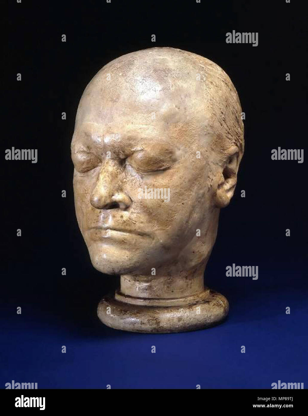 DeVille, James S Life mask of William Blake September 1823 Plaster cast (?) shellac coating    . English: James S De Ville 1776-1846 Head of William Blake - Plaster cast - Sept 1823 Fitzwilliam Museum Title: Head of William Blake (1757-1827) Maker(s) & Production: De Ville, James S., maker, 1776-1846, plaster cast maker, England, London Category: sculpture Name: life mask Date: 1823 The life mask was taken on September 1823 Period(s): early 19th Century; George IV Description: Plaster cast, with shellac? coating. The neck rises from a circular base. In black tin trunk (A) with key (B) not acce Stock Photo