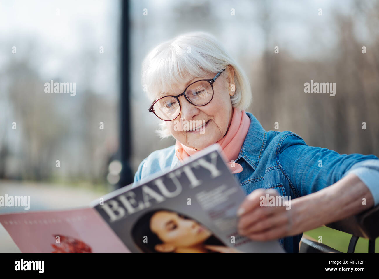 Читать старые женщины. Каталог для женщин. Читать старые женщины. Пожилые люди в очках. Чтение пожилых людей.
