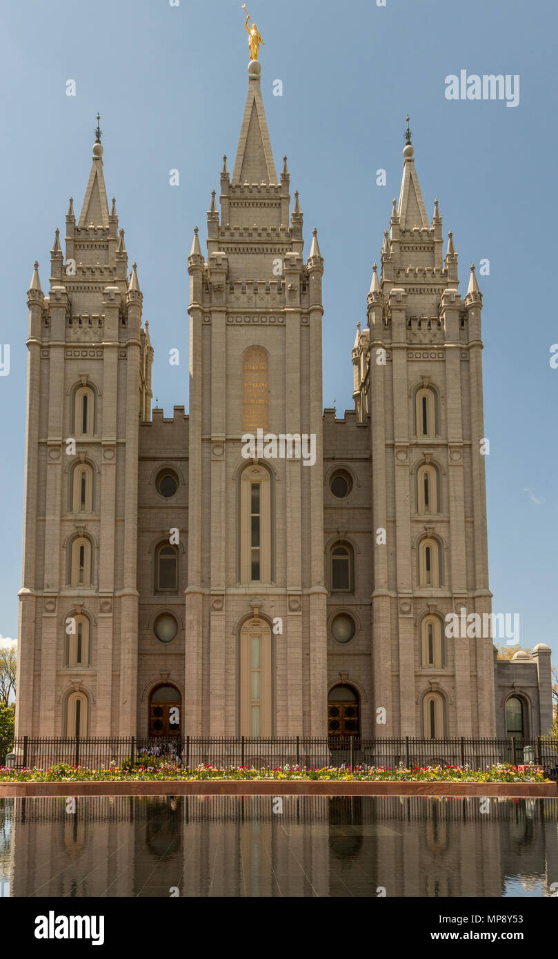 Salt Lake Temple reflecting in a pond while weddings are being celebrated. Church of Jesus Christ of Latter-day Saints, Salt Lake City, Utah, USA. Stock Photo