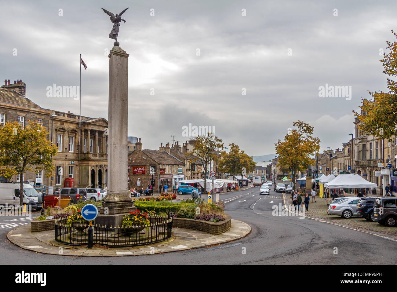 Skipton High Street on an overcast day.showing the War Memorial by John Cassidy, North Yorkshire, UK. Stock Photo