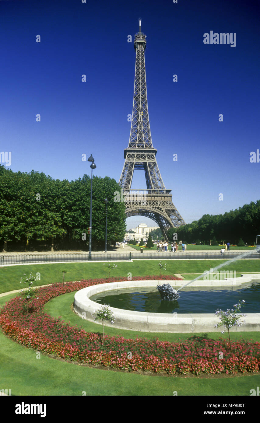 1988 HISTORICAL FOUNTAIN GARDENS EIFFEL TOWER CHAMPS DU MARS PARIS FRANCE  Stock Photo - Alamy