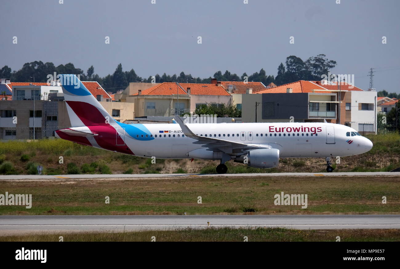 Avião da EUROWINGS que aterrou no Aeroporto do Porto Stock Photo