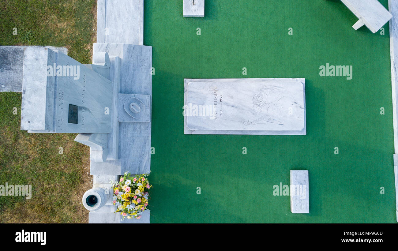 Old oakwood cemetery hi-res stock photography and images - Alamy
