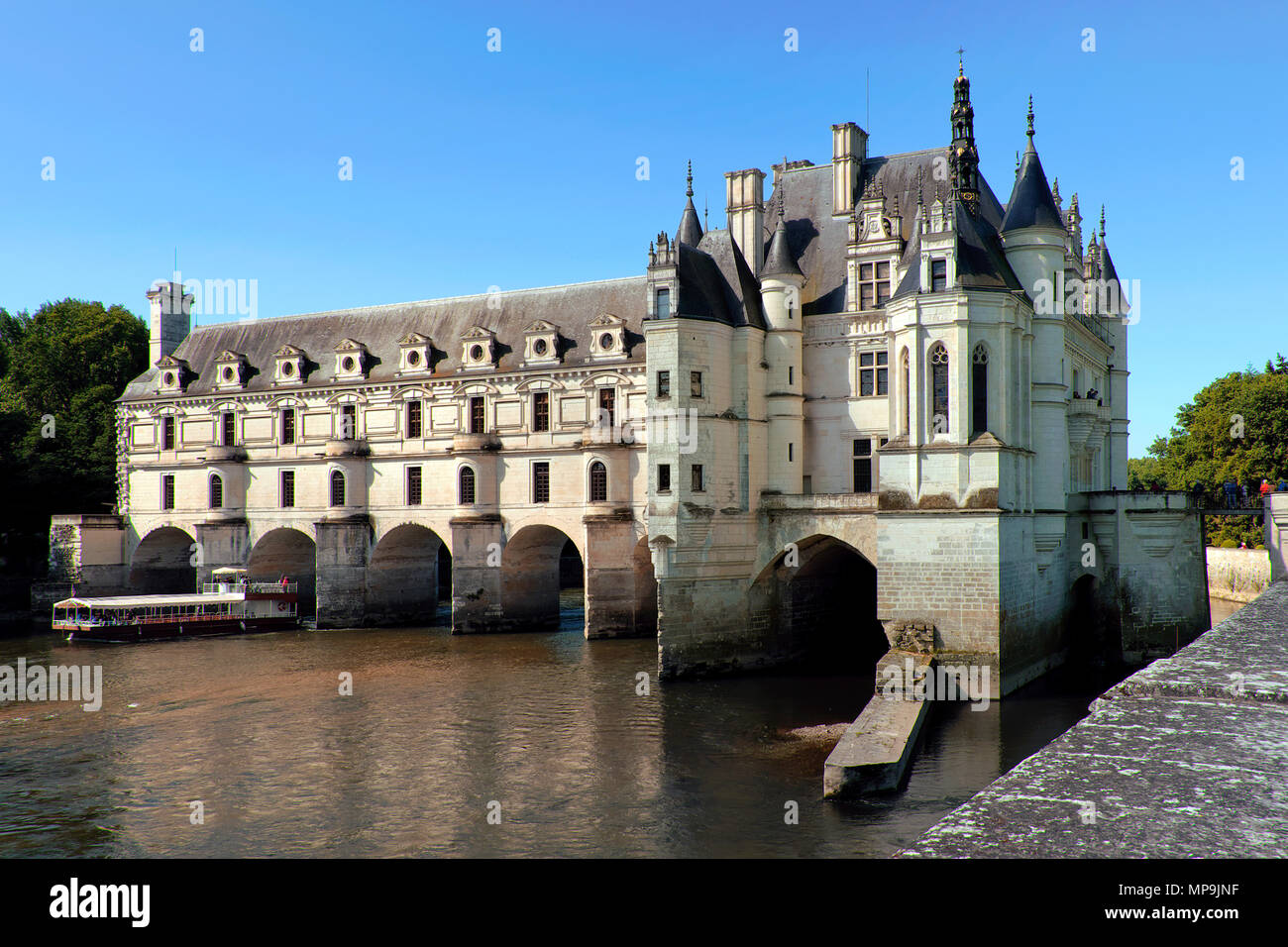 Boat trip on the River Cher to Château de Chenonceau, Chenonceaux, Loire Valley, Centre-Val de Loire, France Stock Photo