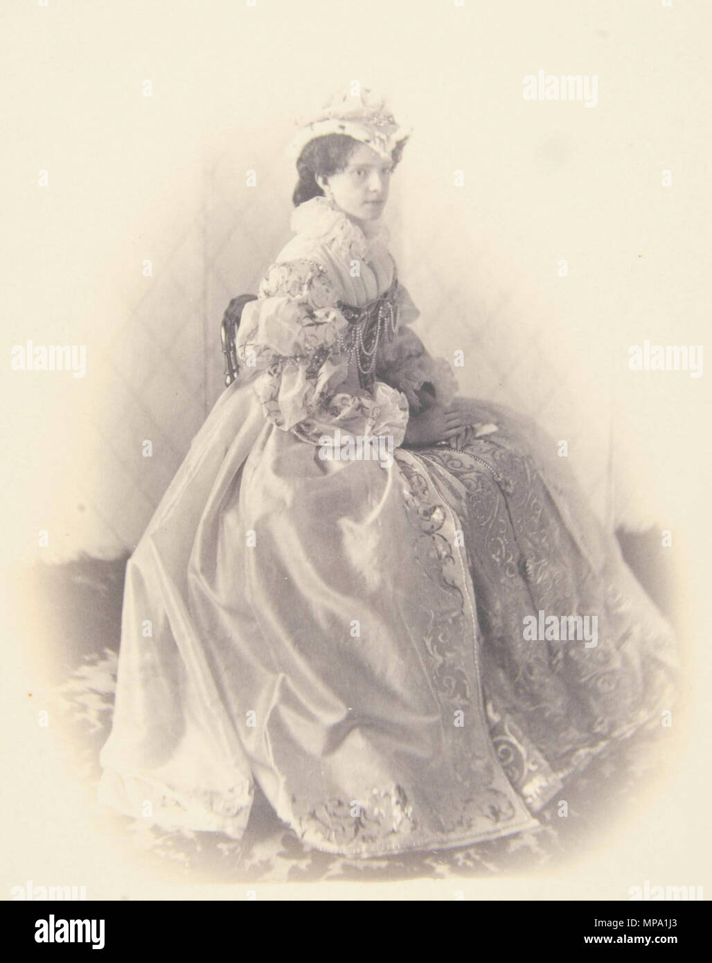 English: Maria Pia of Savoy, Queen of Portugal, wearing a sumptuous gown  and ermine trimmed headdress (1864). Português: D. Maria Pia de Sabóia,  Rainha de Portugal, com um vestido sumptuoso e