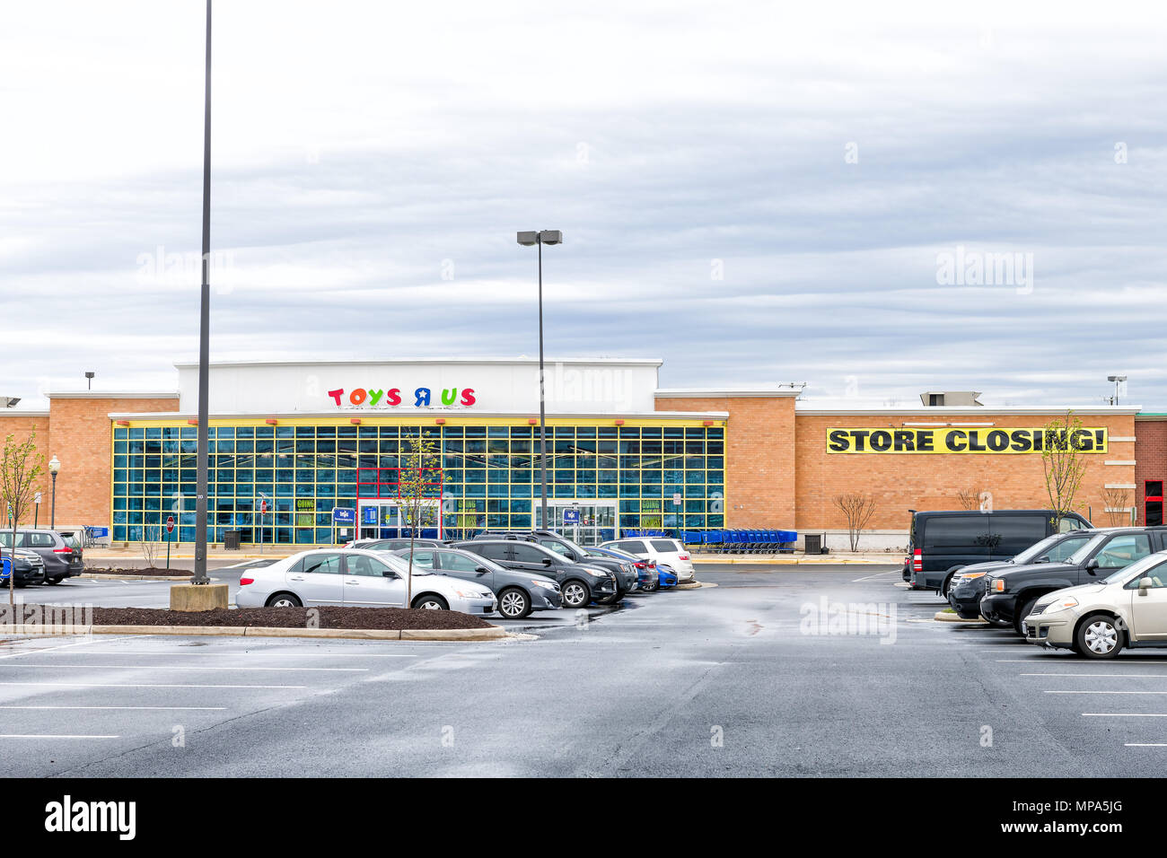 Toysrus Sign High Resolution Stock Photography And Images Alamy