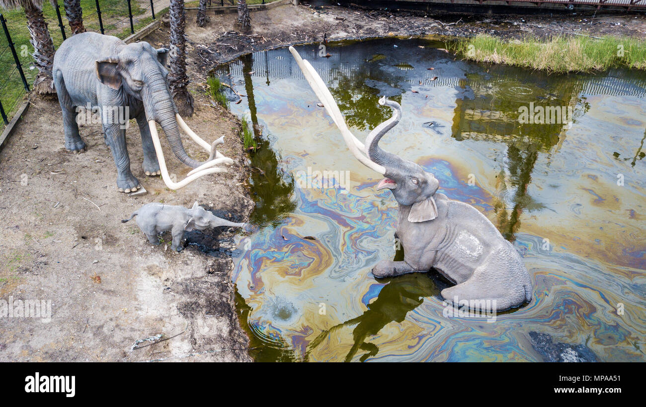 Mamoths trapped in tar display, La Brea tar pits, Los Angeles