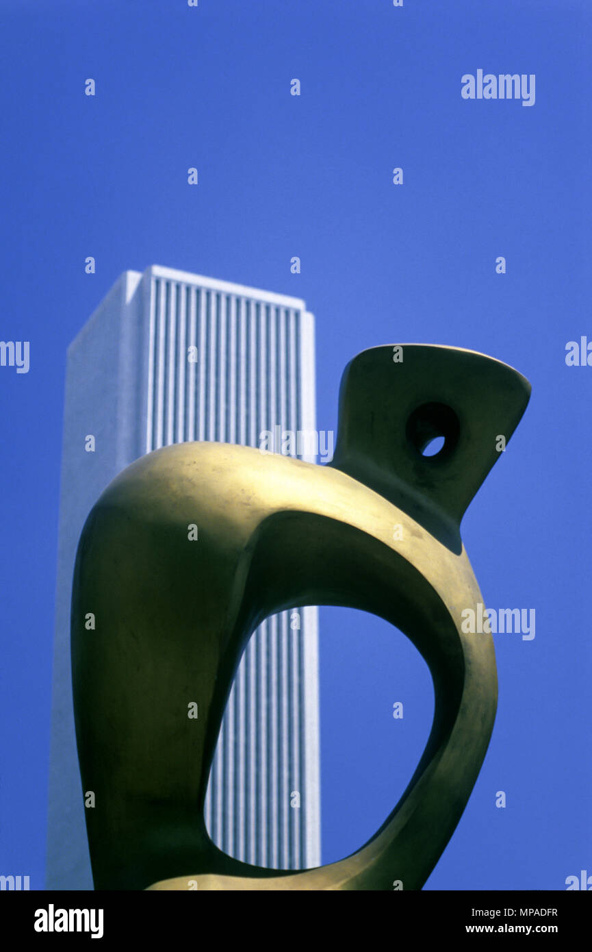 1988 HISTORICAL LARGE INTERIOR FORM SCULPTURE (©HENRY MOORE 1954) ART INSTITUTE OF CHICAGO AON CENTER  (©EDWARD DURREL STONE 1973) CHICAGO ILLINOIS USA Stock Photo