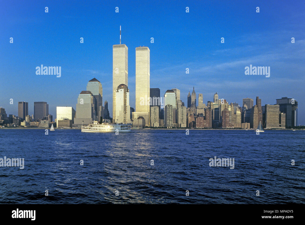 1988 HISTORICAL TWIN TOWERS DOWNTOWN SKYLINE HUDSON RIVER MANHATTAN NEW YORK CITY USA Stock Photo