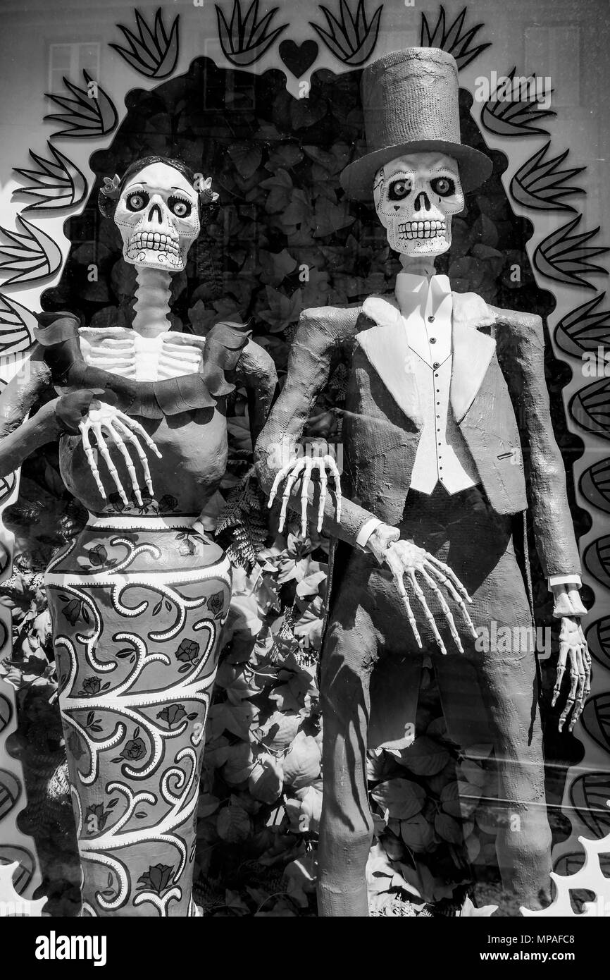 Santa muerte cult Black and White Stock Photos \u0026 Images - Alamy, image size:866x1390