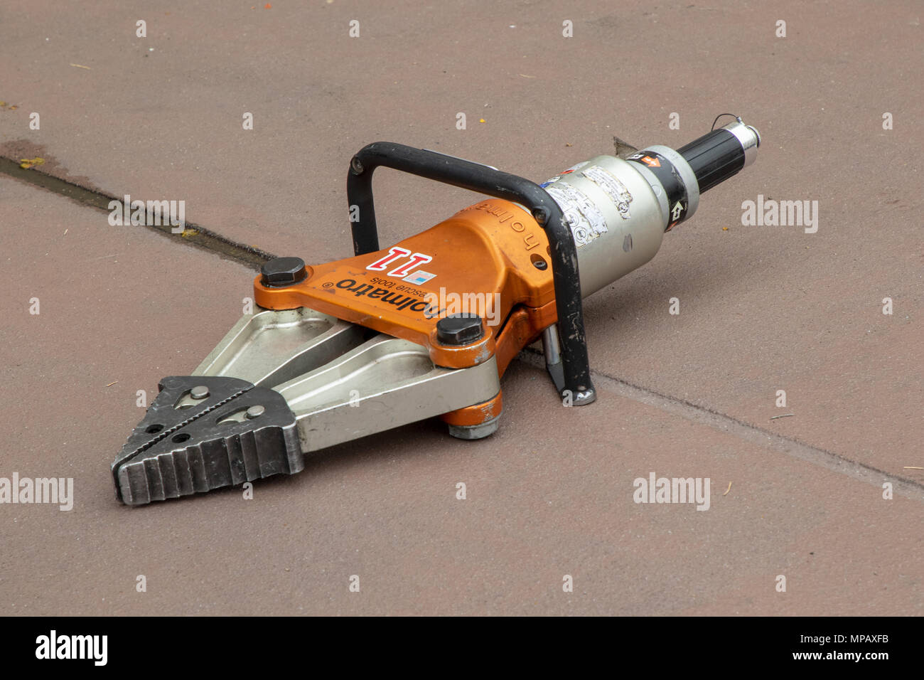 Burbank Fire Department Pneumatic Jaws of Life Demonstration Stock Photo Alamy