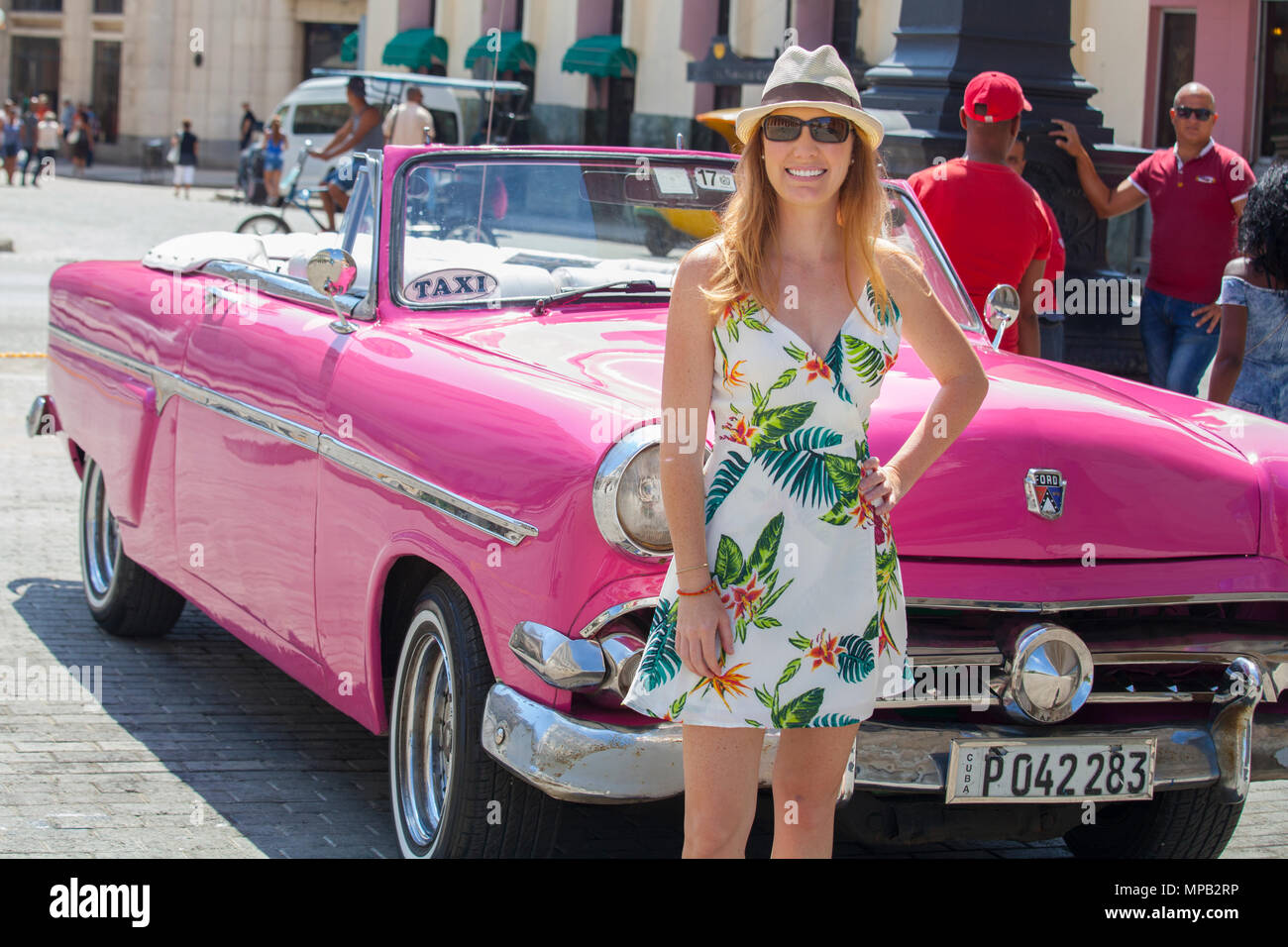 Cuban lady in hat hi-res stock photography and images - Alamy