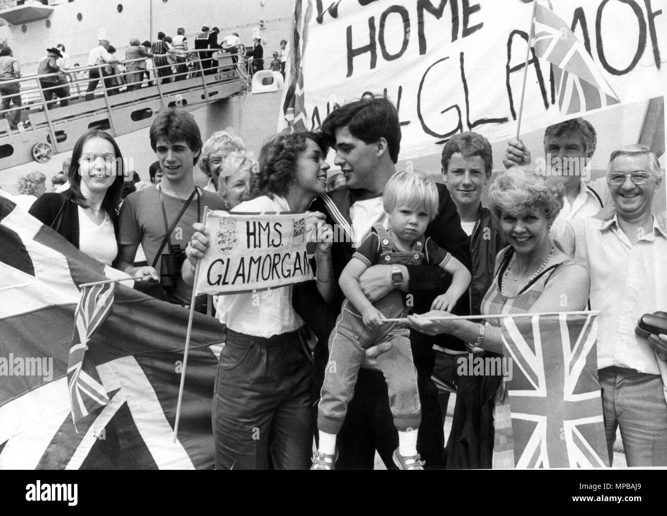 HMS GLAMORGAN IS WELCOMED HOME FROM THE FALKLANDS, PIC MIKE WALKER, M. AND Y. PORTSMOUTH 1982 Stock Photo