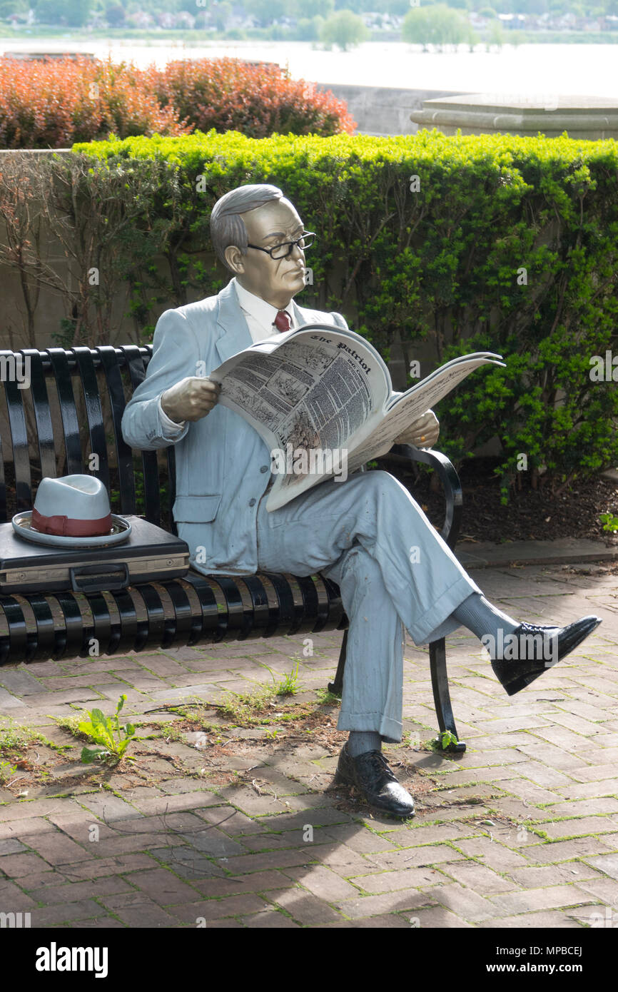 USA Pennsylvania PA Harrisburg Bronze sculpture of man reading newspaper along Front Street by artist Seward J. Johnson Stock Photo