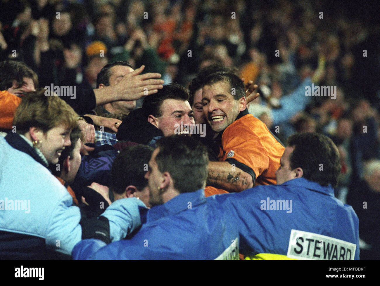 WOLVES V OXFORD UNITED AT MOLINEUX 28/12/93 Steve Bull celebrates with the fans after scoring Stock Photo