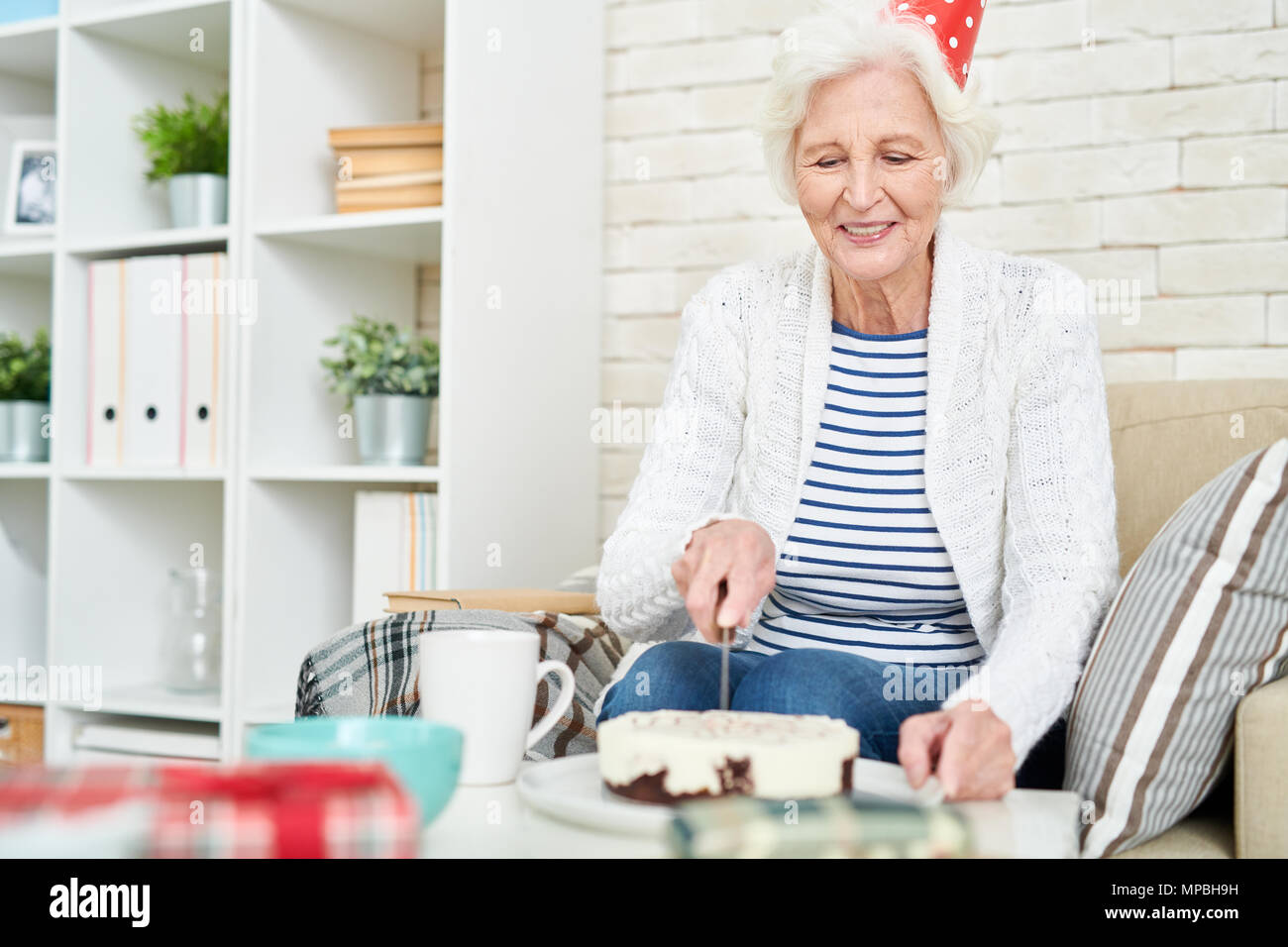 Old senior lady alone elegant hires stock photography and images Alamy