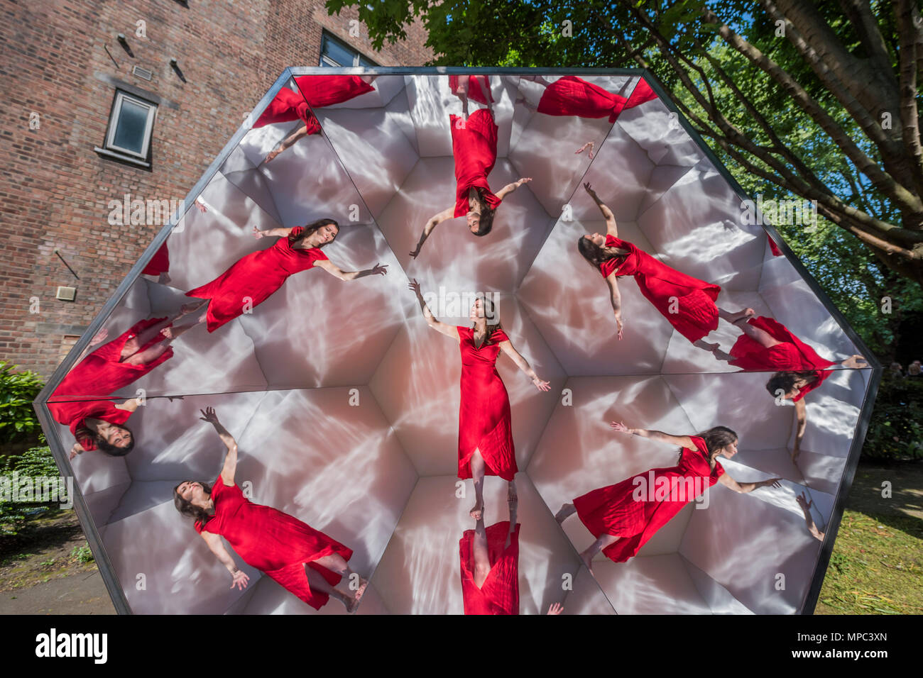 London, UK. 22nd May, 2018. A Piece of Sky by Swiss Architect and Designer Stephan Huerlemann is the Sky-Frame installation in St James Churchyard - Outdoor installations for Clerkenwell Design Week, which starts today. Credit: Guy Bell/Alamy Live News Stock Photo