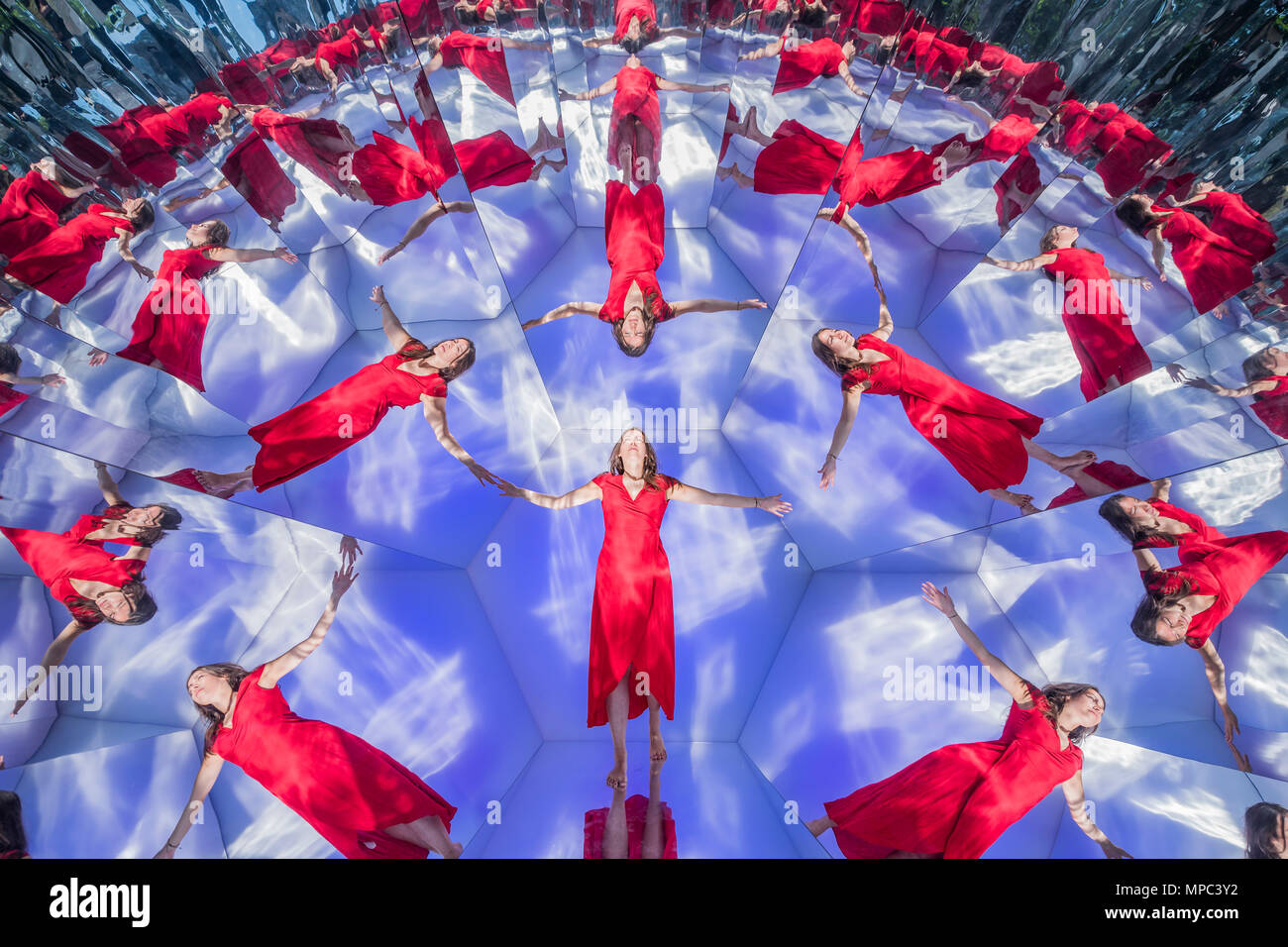 London, UK. 22nd May, 2018. A Piece of Sky by Swiss Architect and Designer Stephan Huerlemann is the Sky-Frame installation in St James Churchyard - Outdoor installations for Clerkenwell Design Week, which starts today. Credit: Guy Bell/Alamy Live News Stock Photo