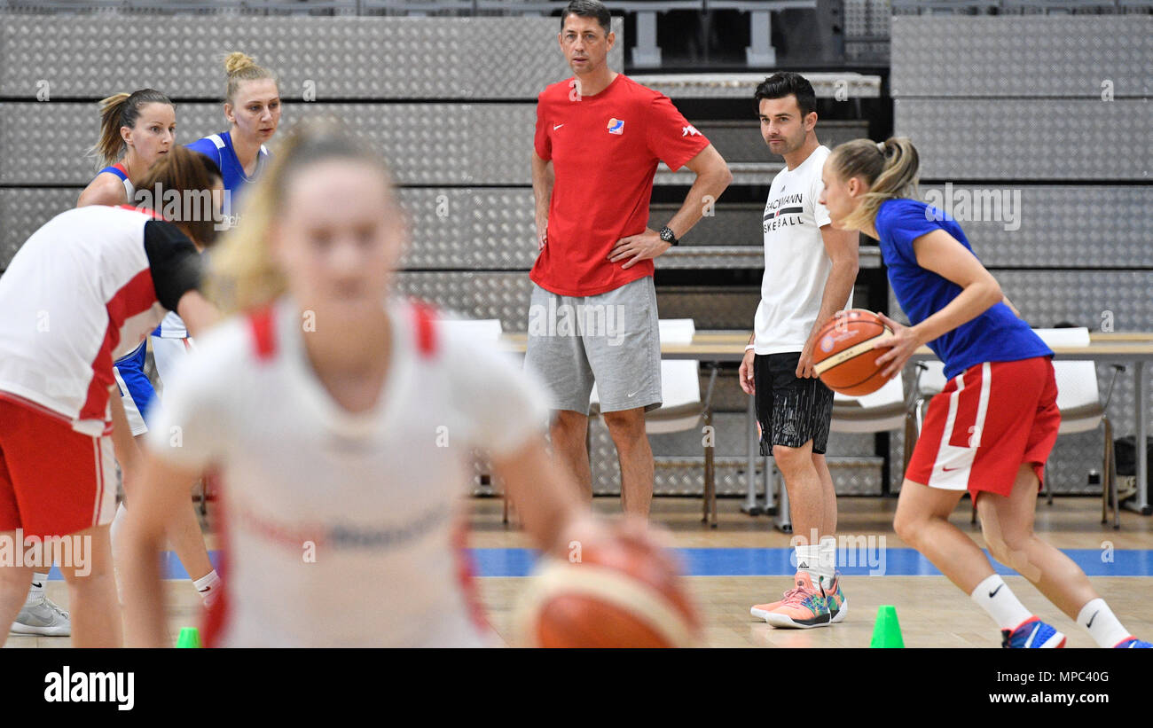 Prague, Czech Republic. 22nd May, 2018. Coach DJ Sackmann (2nd right) trains the Czech Republic women´s national basketball team during the Day for media in Prague, Czech Republic, May 22, 2018. Coach of Czech Team Stefan Svitek (centre) looks at the training session. Credit: Michal Kamaryt/CTK Photo/Alamy Live News Stock Photo