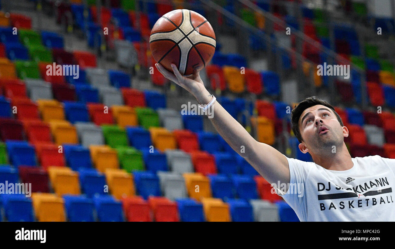 Prague, Czech Republic. 22nd May, 2018. Coach DJ Sackmann trains the Czech Republic women´s national basketball team during the Day for media in Prague, Czech Republic, May 22, 2018. Credit: Michal Kamaryt/CTK Photo/Alamy Live News Stock Photo