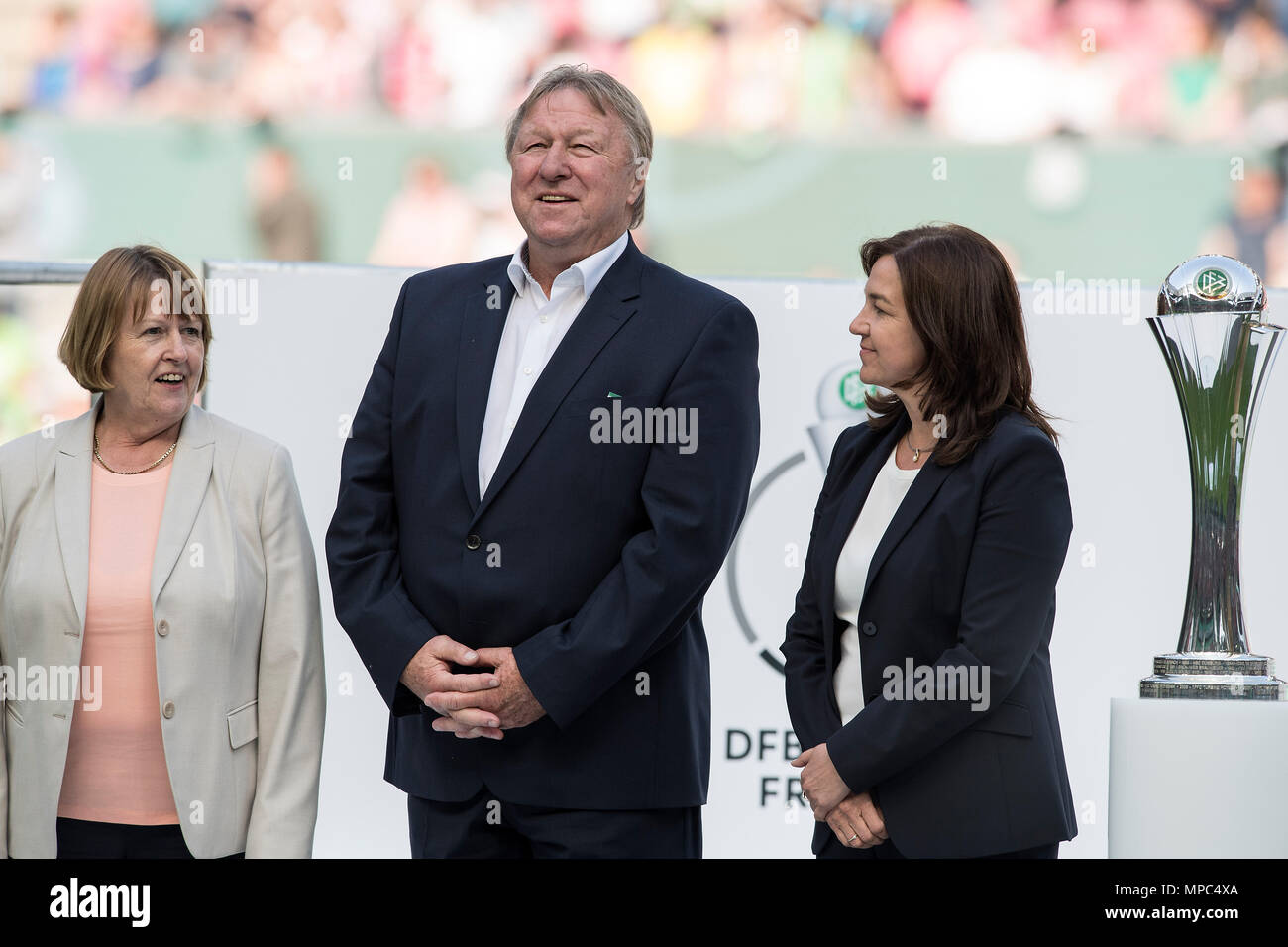 Cologne, Deutschland. 19th May, 2018. Hannelore RATZEBURG (GER, l.), DFB Vice-President (Vice-President), Horst HRUBESCH (GER), coach, Interimscoach Women's National Team) and Heike ULLRICH (GER), DFB Director, are the representatives of the DFB for the award ceremony; Football/Women's Final 2018, VfL Wolfsburg (WOB) - Bayern Munich (M) 3: 2 (0: 0) on penalties, on 19.05.2018 in Koeln/Germany. | usage worldwide Credit: dpa/Alamy Live News Stock Photo