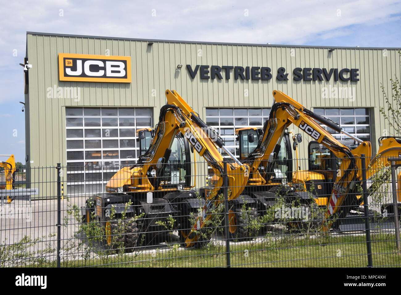 21 May 2018, Germany, Frechen near Cologne: The logo of the British manufacturer of construction, industrial and agricultural machinery JCB J.C. Bamford Excavators Limited at a branch. · NO WIRE SERVICE · Photo: Horst Galuschka/dpa/Horst Galuschka dpa Stock Photo
