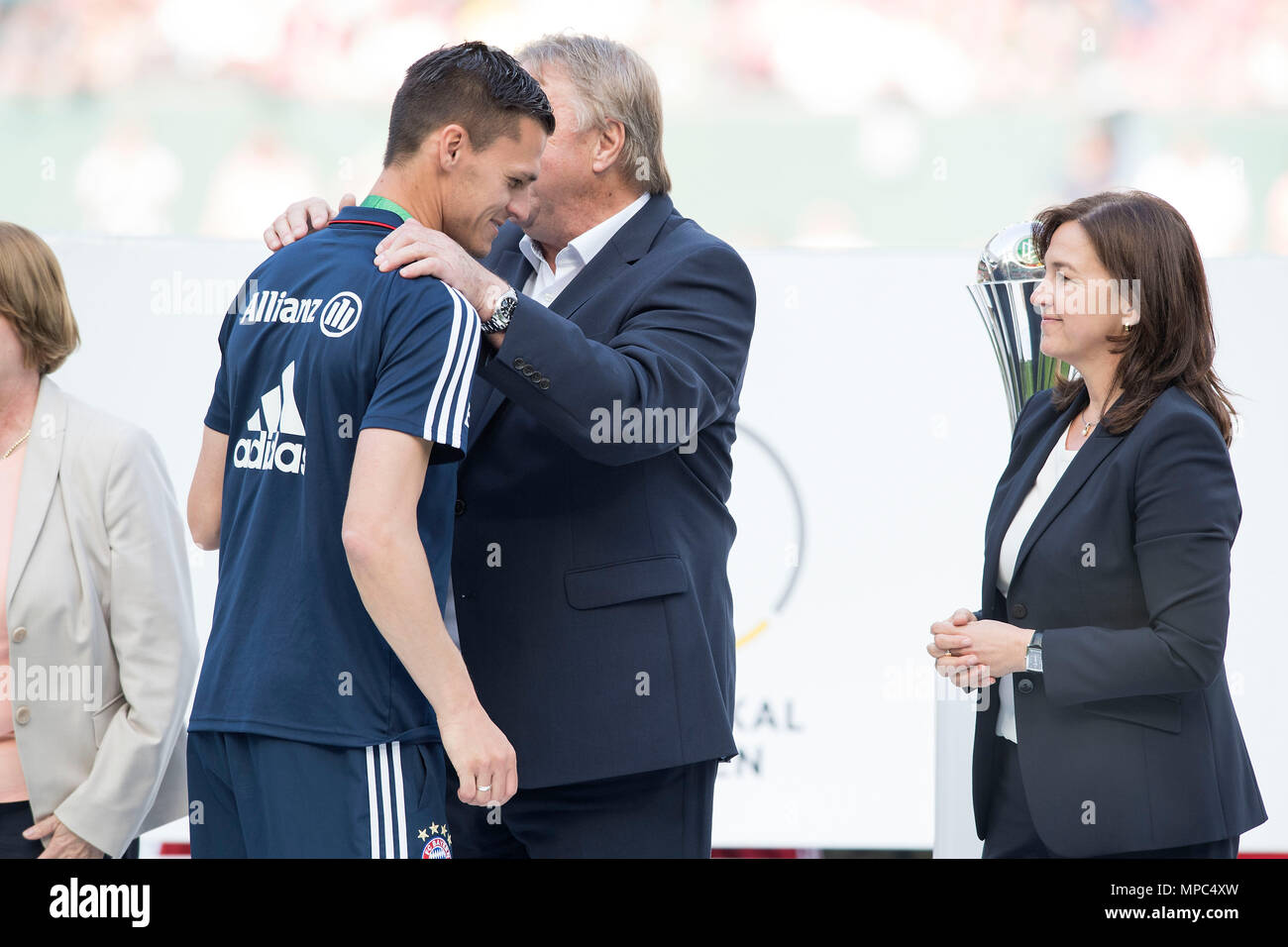 Cologne, Deutschland. 19th May, 2018. Horst HRUBESCH (GER, interim coach of the women's national team) seems to want to be at the award ceremony coach, Coach, Stepan LERCH (M) of the defeated Munich (Munchner) team, puts both hands on his shoulders; consolation; Football/Women's Final 2018, VfL Wolfsburg (WOB) - Bayern Munich (M) 3: 2 (0: 0) on penalties, on 19.05.2018 in Koeln/Germany. | usage worldwide Credit: dpa/Alamy Live News Stock Photo