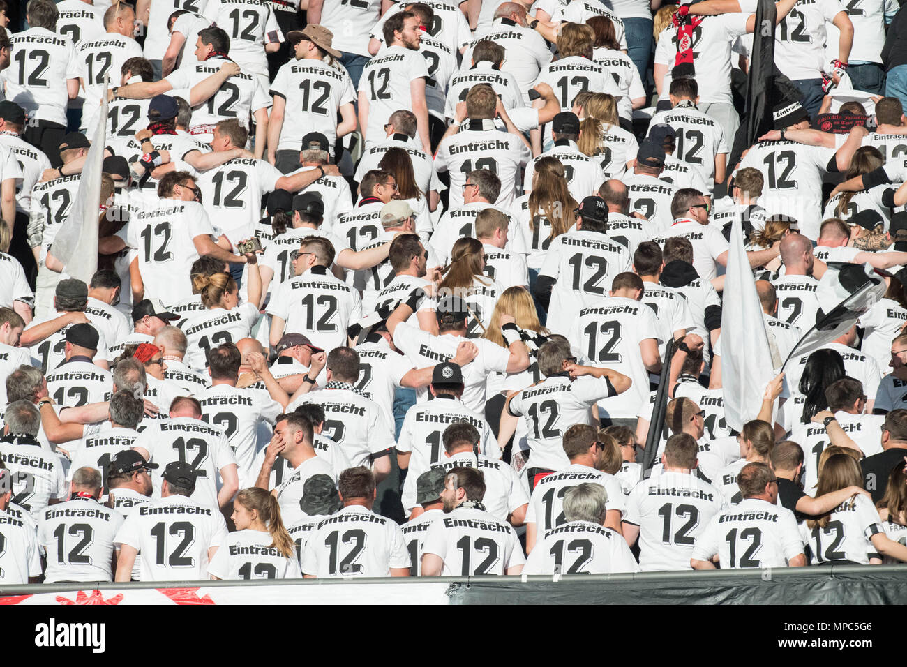 Berlin, Deutschland. 19th May, 2018. The Frankfurt fans wear T-shirts with  number Zwoelf, Zwolf, 12, on the back, Rsscken, before the game,  jubilation, cheer, cheering, joy, cheers, celebrate, fan, fans, spectators,  supporters,
