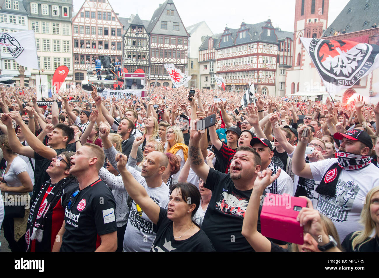 The Frankfurt Fans Celebrate The Cup Victory On The Roemerberg Fan Fans Spectators Fans Jubilation Cheer
