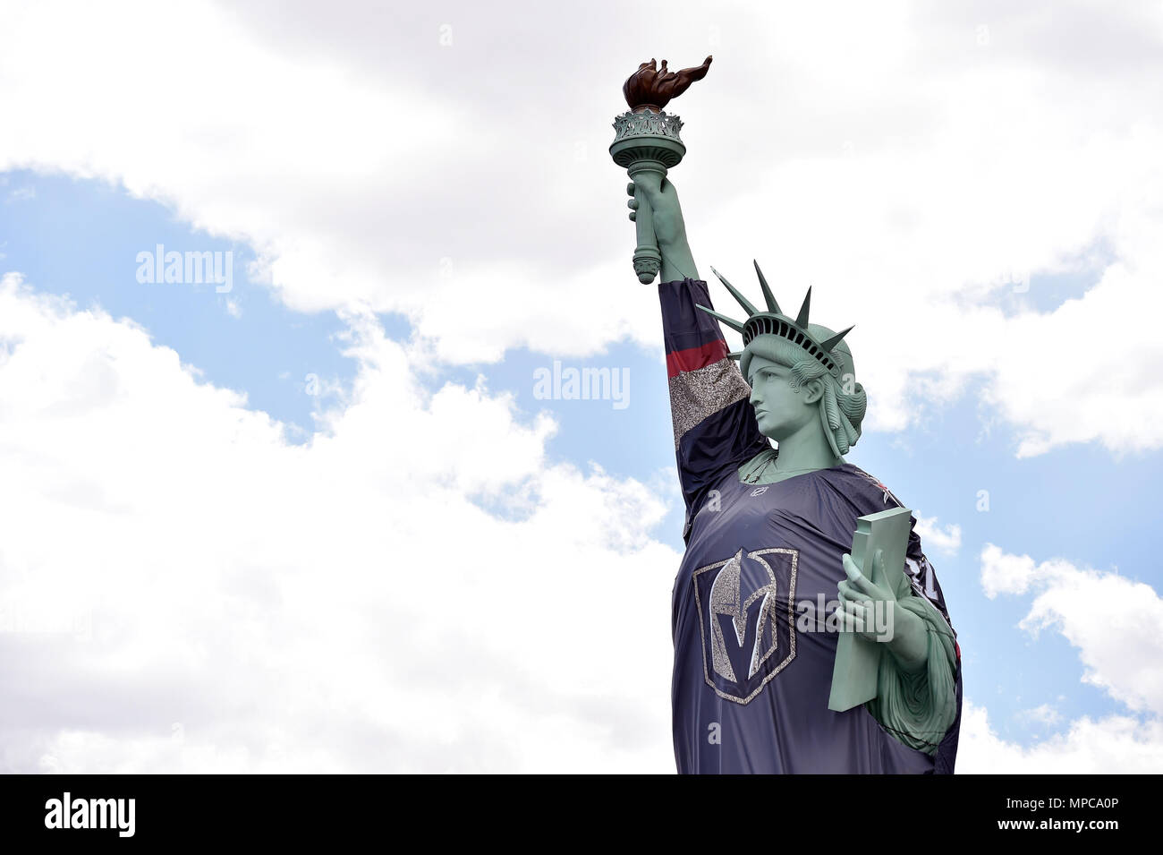 Las Vegas, Nevada, USA. 22nd May, 2018. New York-New York Hotel & Casino's  half-size replica of the Statue of Liberty wears a 600-pound vinyl Vegas  Golden Knights jersey on May 22, 2018