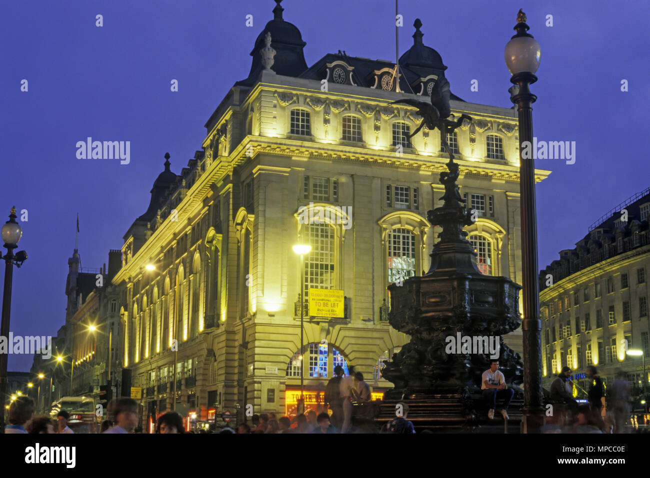 1988 HISTORICAL EROS STATUE SHAFTSBURY MEMORIAL FOUNTAIN (©ALFRED GILBERT 1893) PICCADILLY CIRCUS WEST END LONDON ENGLAND UK Stock Photo