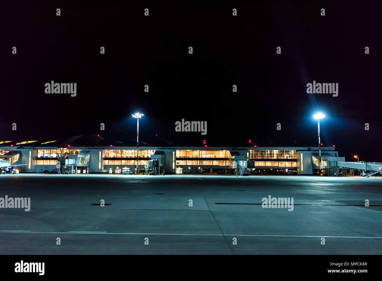 Aircraft boarding bridges hi-res stock photography and images - Alamy