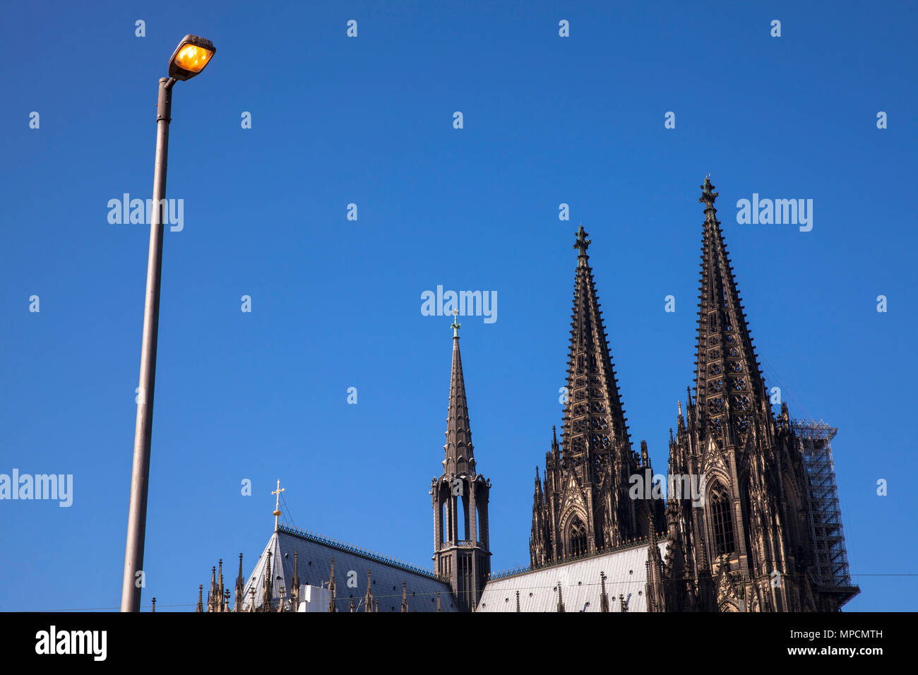 Germany, Cologne, the cathedral, street lamp.  Deutschland, Koeln, der Dom, Strassenlaterne. Stock Photo