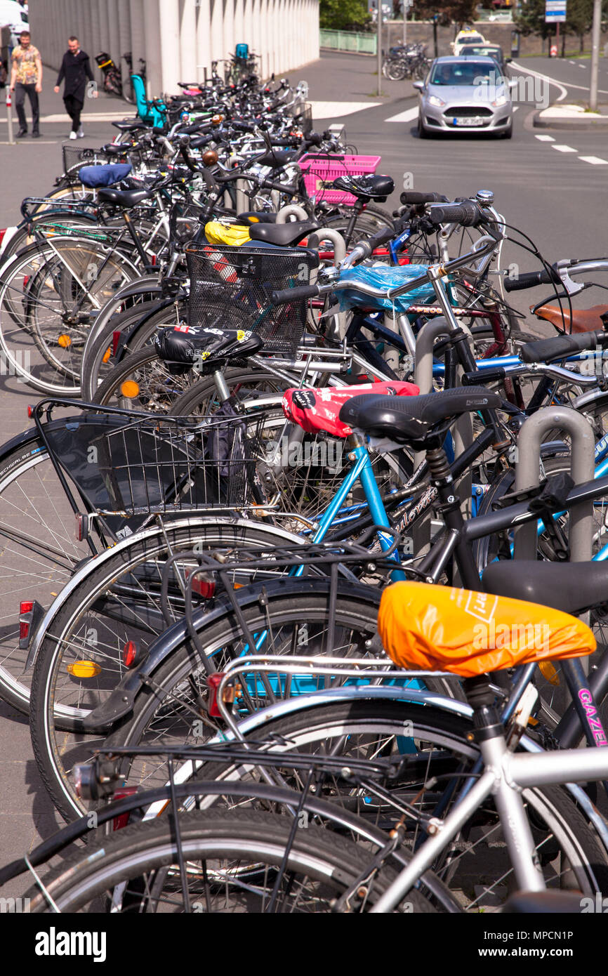 Germany, Cologne, parked bicycles in front of the main station at Breslauer Platz.  Deutschland, Koeln, abgestellte Fahrraeder vor dem Hauptbahnhof am Stock Photo